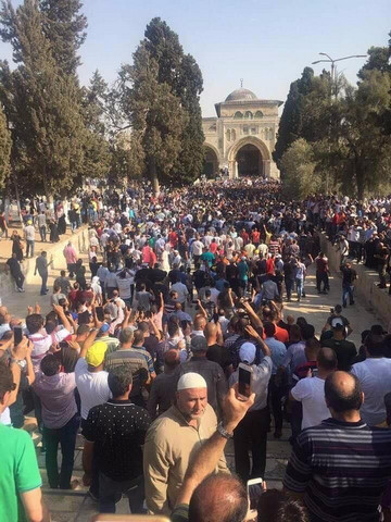 مواجهات بين الشرطة والمصلين داخل المسجد الأقصى